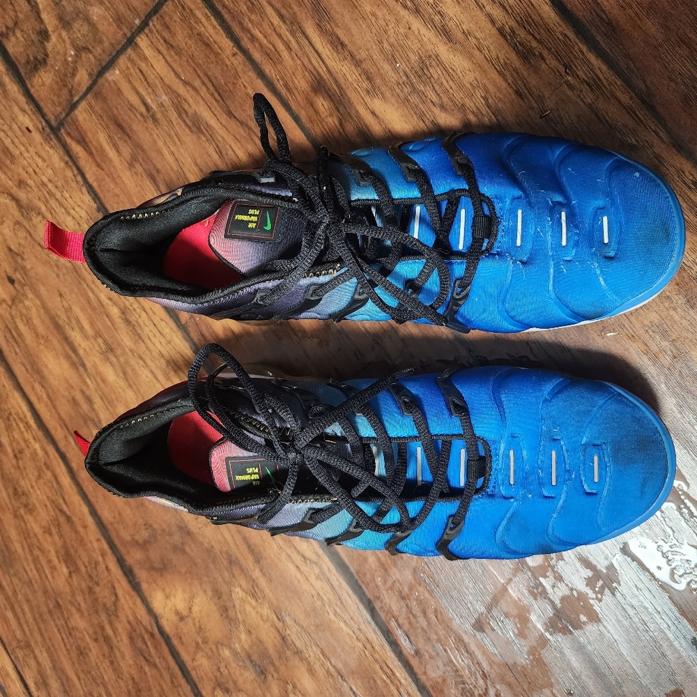 NIKE AIR VAPORMAX PLUS RUNNING SHOES